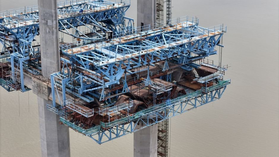hạ tầng Cần Giờ 2026 — cầu vượt sông đang thi công cọc khoan nhồi