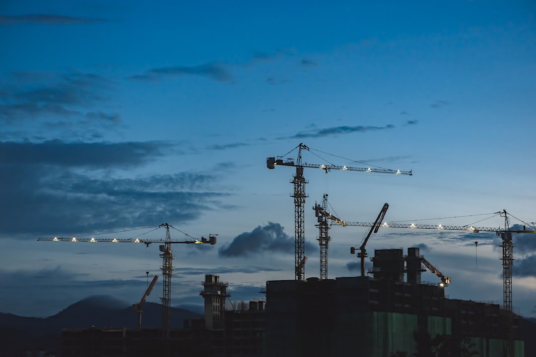 hợp đồng tổng thầu Vinhomes Cần Giờ — minh họa skyscraper construction crane business finance
