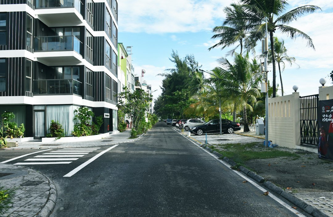 hợp đồng tổng thầu Vinhomes Cần Giờ — minh họa modern townhouse row construction site tropical