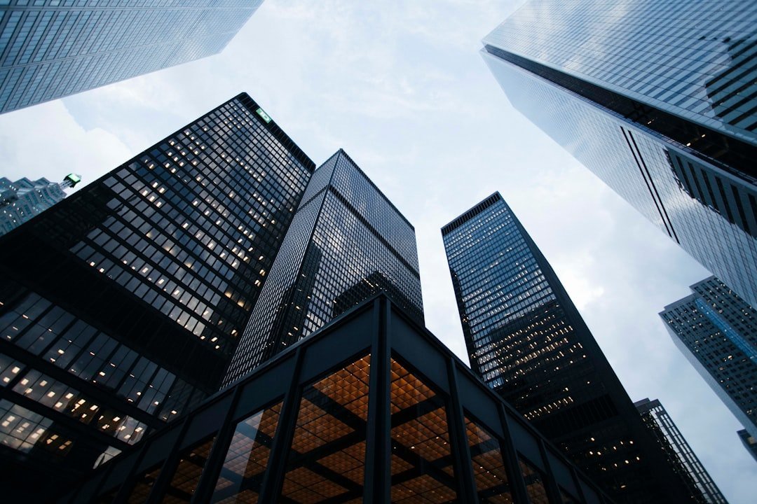 lợi nhuận Vinhomes Cần Giờ — minh họa modern skyscraper skyline financial district