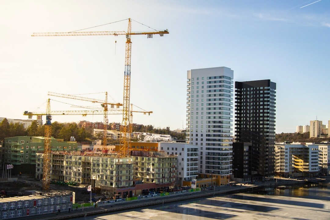 lợi nhuận Vinhomes Cần Giờ — minh họa real estate construction cranes waterfront development